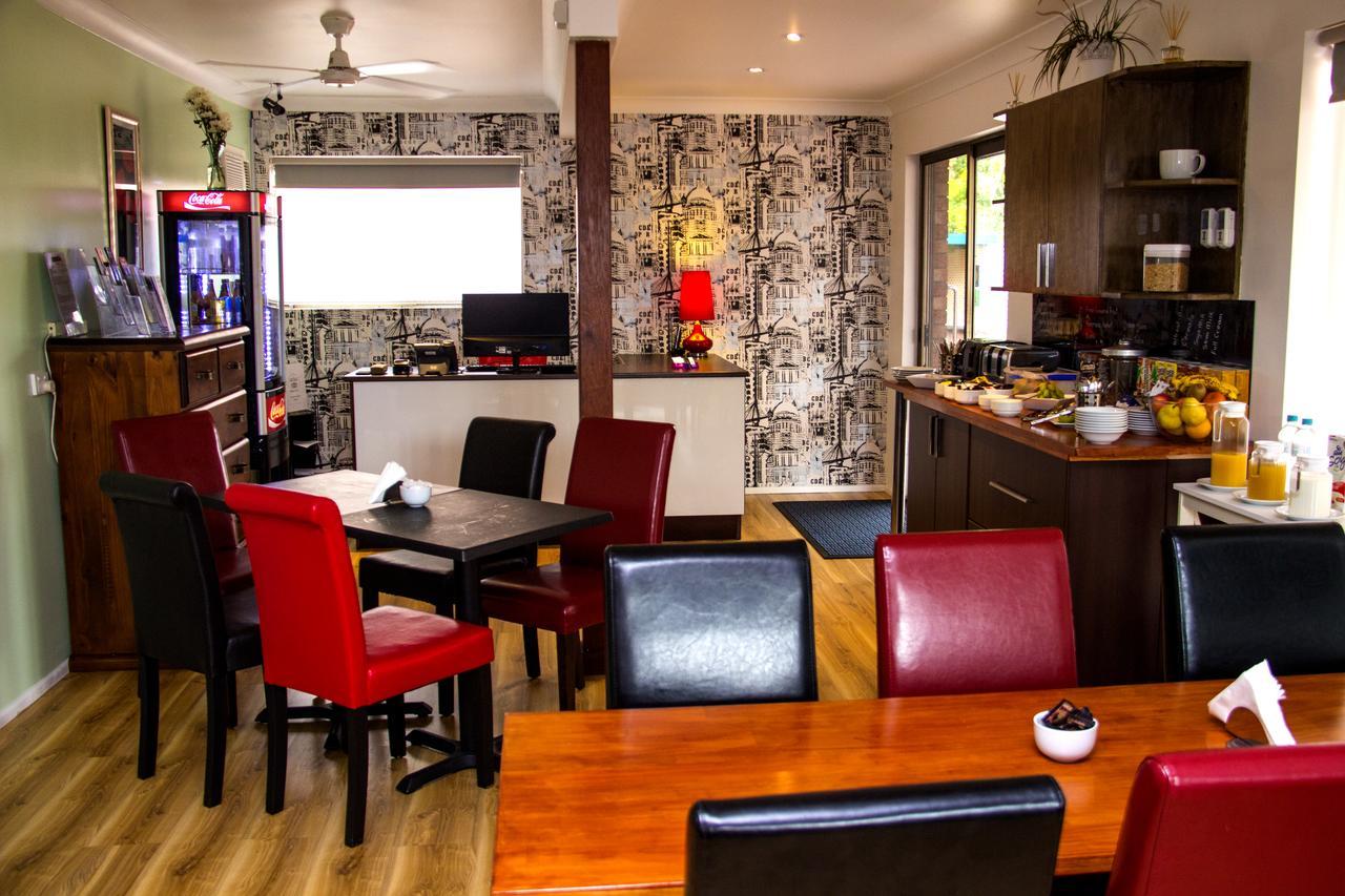 Crescent Motel Тарі Екстер'єр фото